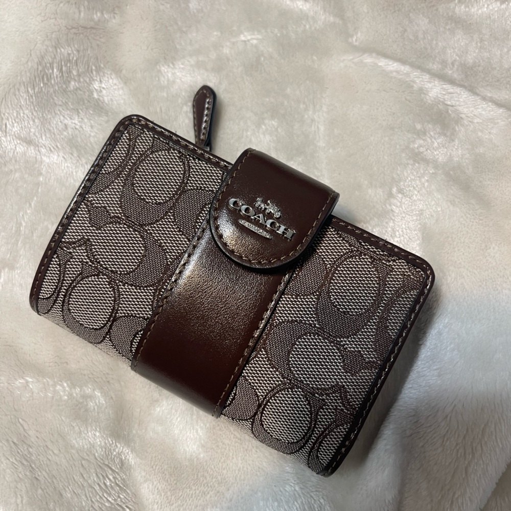 ✨Coach✨ Corner Zip Wallet